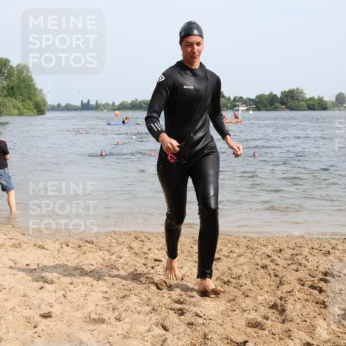 15.06.2025 - 27. Vierlanden-Triathlon Lena Gebhardt http://msf.ph/oto/8021618 15.06.2025 10:18:43 Schwimmen 536 meine-sportfotos.de