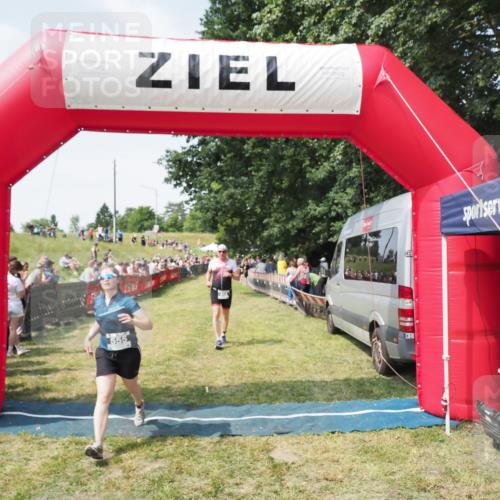 21.06.2025 - 27. Vierlanden-Triathlon MichiJ http://msf.ph/oto/8021622 15.06.2026 11:36:56 Ziel 468, 555 meine-sportfotos.de
