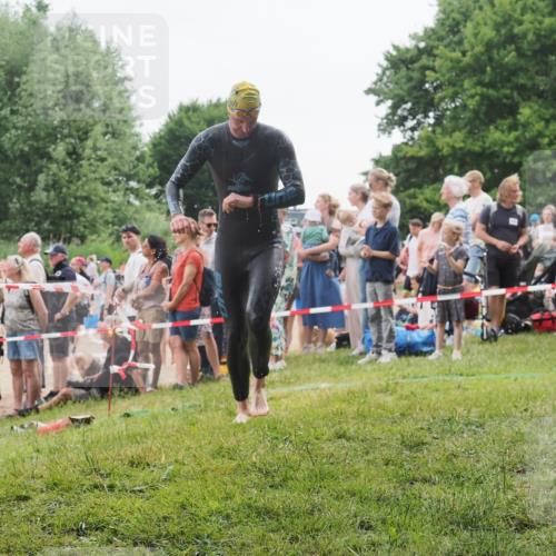 15.06.2025 - 27. Vierlanden-Triathlon KatJ http://msf.ph/oto/8021628 15.06.2025 10:52:33 Schwimmen 682, 759 meine-sportfotos.de