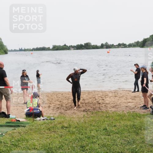21.06.2025 - 27. Vierlanden-Triathlon MichiJ http://msf.ph/oto/8021632 15.06.2026 10:51:39 Schwimmen 676 meine-sportfotos.de