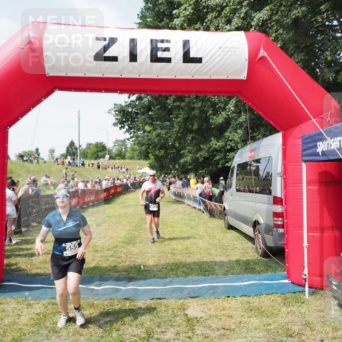21.06.2025 - 27. Vierlanden-Triathlon MichiJ http://msf.ph/oto/8021636 15.06.2026 11:36:56 Ziel 468, 555 meine-sportfotos.de