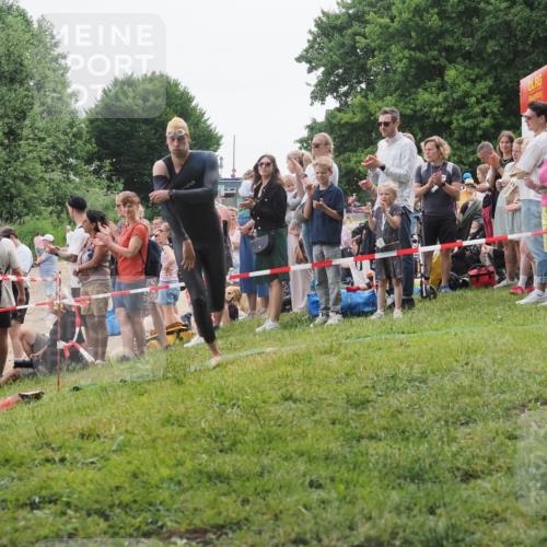 15.06.2025 - 27. Vierlanden-Triathlon KatJ http://msf.ph/oto/8021658 15.06.2025 10:53:10 Schwimmen 638 meine-sportfotos.de