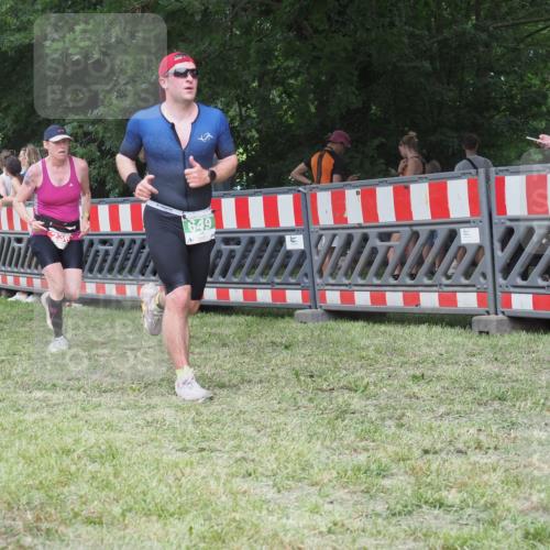 21.06.2025 - 27. Vierlanden-Triathlon KatJ http://msf.ph/oto/8021664 15.06.2025 13:20:52 Ziel 236, 649 meine-sportfotos.de