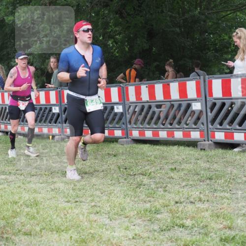 21.06.2025 - 27. Vierlanden-Triathlon KatJ http://msf.ph/oto/8021671 15.06.2025 13:20:53 Ziel 236, 649 meine-sportfotos.de