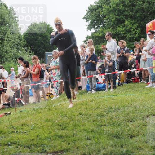 15.06.2025 - 27. Vierlanden-Triathlon KatJ http://msf.ph/oto/8021674 15.06.2025 10:53:11 Schwimmen 638 meine-sportfotos.de