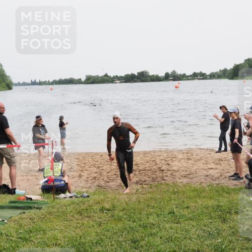 21.06.2025 - 27. Vierlanden-Triathlon MichiJ http://msf.ph/oto/8021690 15.06.2026 10:51:40 Schwimmen 676 meine-sportfotos.de