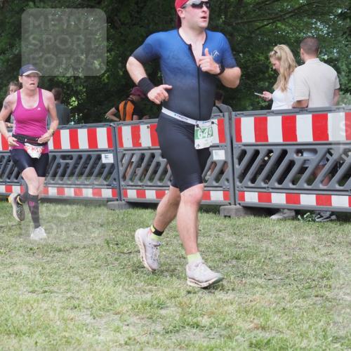 21.06.2025 - 27. Vierlanden-Triathlon KatJ http://msf.ph/oto/8021696 15.06.2025 13:20:53 Ziel 236, 649 meine-sportfotos.de