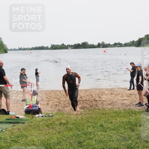 21.06.2025 - 27. Vierlanden-Triathlon MichiJ http://msf.ph/oto/8021699 15.06.2026 10:51:40 Schwimmen 676 meine-sportfotos.de