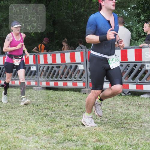 21.06.2025 - 27. Vierlanden-Triathlon KatJ http://msf.ph/oto/8021709 15.06.2025 13:20:53 Ziel 236, 649 meine-sportfotos.de