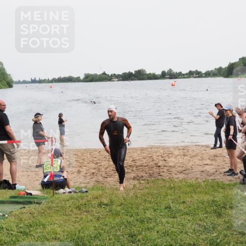 21.06.2025 - 27. Vierlanden-Triathlon MichiJ http://msf.ph/oto/8021711 15.06.2026 10:51:40 Schwimmen 676 meine-sportfotos.de