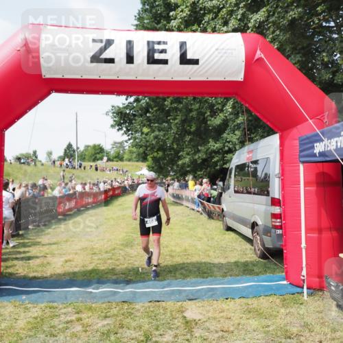 21.06.2025 - 27. Vierlanden-Triathlon MichiJ http://msf.ph/oto/8021720 15.06.2026 11:36:57 Ziel 468, 555 meine-sportfotos.de