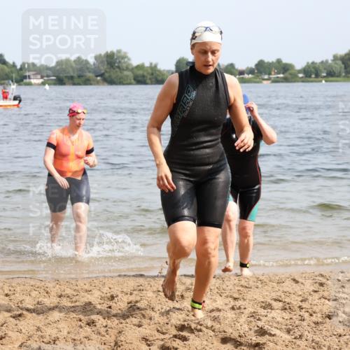 15.06.2025 - 27. Vierlanden-Triathlon Lena Gebhardt http://msf.ph/oto/8021761 15.06.2025 10:19:06 Schwimmen 478, 498, 543, 558 meine-sportfotos.de