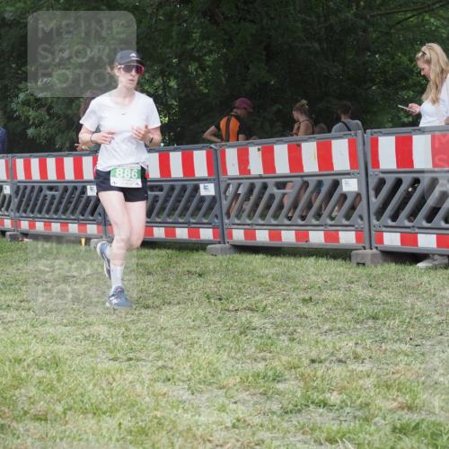 21.06.2025 - 27. Vierlanden-Triathlon KatJ http://msf.ph/oto/8021767 15.06.2025 13:20:56 Ziel 236 meine-sportfotos.de
