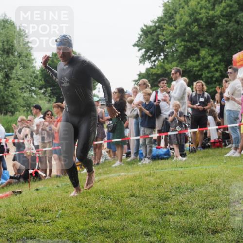 15.06.2025 - 27. Vierlanden-Triathlon KatJ http://msf.ph/oto/8021772 15.06.2025 10:53:53 Schwimmen 650, 726 meine-sportfotos.de
