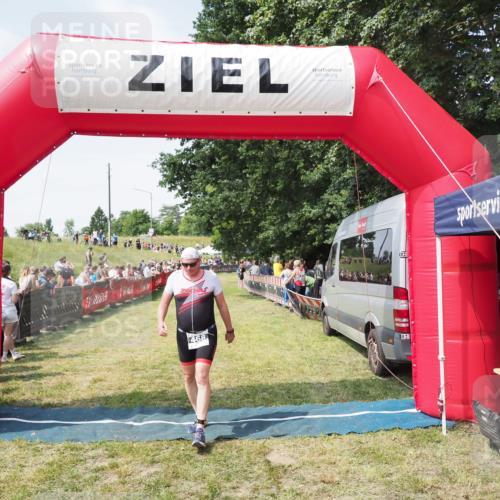 21.06.2025 - 27. Vierlanden-Triathlon MichiJ http://msf.ph/oto/8021773 15.06.2026 11:36:58 Ziel 468, 555 meine-sportfotos.de