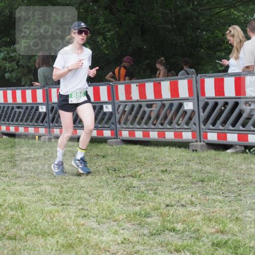 21.06.2025 - 27. Vierlanden-Triathlon KatJ http://msf.ph/oto/8021777 15.06.2025 13:20:56 Ziel 236 meine-sportfotos.de