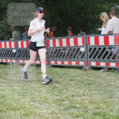 21.06.2025 - 27. Vierlanden-Triathlon KatJ http://msf.ph/oto/8021788 15.06.2025 13:20:56 Ziel 236 meine-sportfotos.de