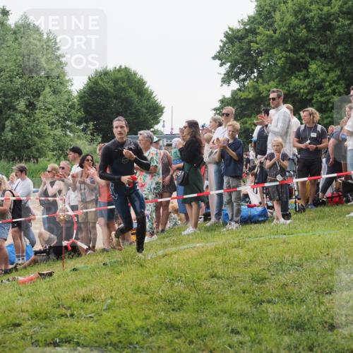 15.06.2025 - 27. Vierlanden-Triathlon KatJ http://msf.ph/oto/8021796 15.06.2025 10:53:55 Schwimmen 650, 726, 757 meine-sportfotos.de