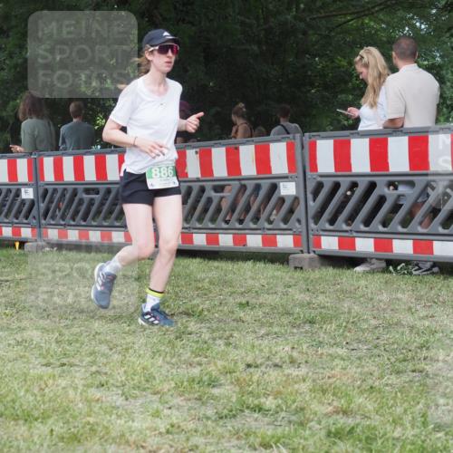 21.06.2025 - 27. Vierlanden-Triathlon KatJ http://msf.ph/oto/8021803 15.06.2025 13:20:56 Ziel 236 meine-sportfotos.de