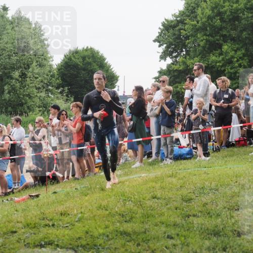 15.06.2025 - 27. Vierlanden-Triathlon KatJ http://msf.ph/oto/8021816 15.06.2025 10:53:56 Schwimmen 650, 726, 757 meine-sportfotos.de