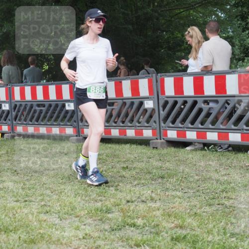 21.06.2025 - 27. Vierlanden-Triathlon KatJ http://msf.ph/oto/8021820 15.06.2025 13:20:56 Ziel 236 meine-sportfotos.de