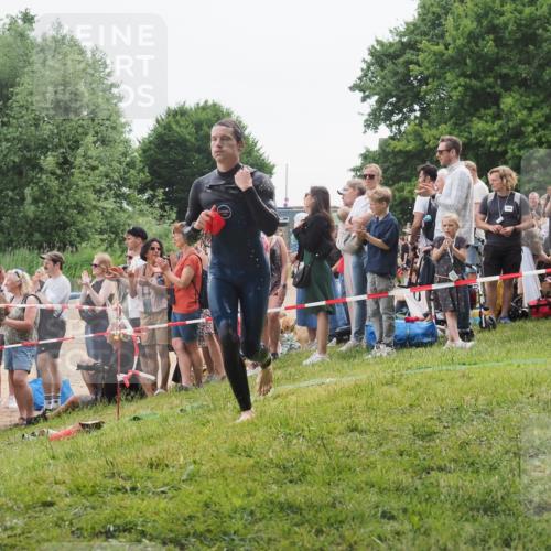15.06.2025 - 27. Vierlanden-Triathlon KatJ http://msf.ph/oto/8021826 15.06.2025 10:53:56 Schwimmen 650, 726, 757 meine-sportfotos.de