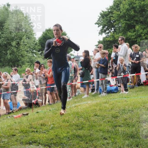 15.06.2025 - 27. Vierlanden-Triathlon KatJ http://msf.ph/oto/8021838 15.06.2025 10:53:57 Schwimmen 650, 726, 757 meine-sportfotos.de