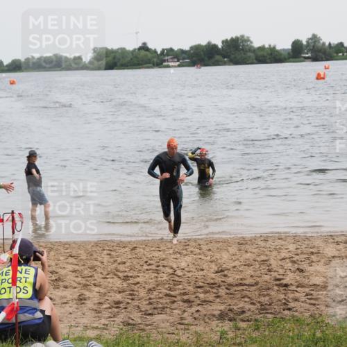 21.06.2025 - 27. Vierlanden-Triathlon MichiJ http://msf.ph/oto/8021840 15.06.2026 10:52:10 Schwimmen 652, 693 meine-sportfotos.de