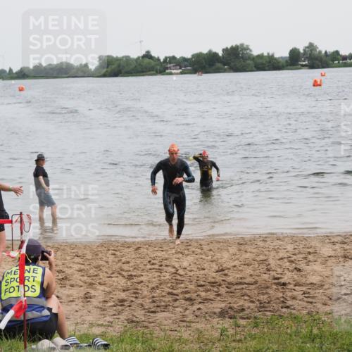21.06.2025 - 27. Vierlanden-Triathlon MichiJ http://msf.ph/oto/8021854 15.06.2026 10:52:10 Schwimmen 652, 693 meine-sportfotos.de