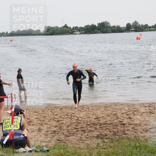 21.06.2025 - 27. Vierlanden-Triathlon MichiJ http://msf.ph/oto/8021864 15.06.2026 10:52:11 Schwimmen 652, 693 meine-sportfotos.de