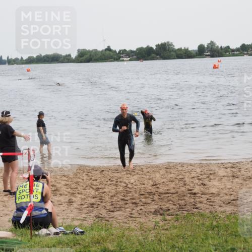 21.06.2025 - 27. Vierlanden-Triathlon MichiJ http://msf.ph/oto/8021888 15.06.2026 10:52:11 Schwimmen 652, 693 meine-sportfotos.de