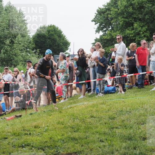 15.06.2025 - 27. Vierlanden-Triathlon KatJ http://msf.ph/oto/8021896 15.06.2025 10:54:01 Schwimmen 650, 726, 757 meine-sportfotos.de