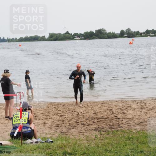 21.06.2025 - 27. Vierlanden-Triathlon MichiJ http://msf.ph/oto/8021901 15.06.2026 10:52:11 Schwimmen 652, 693 meine-sportfotos.de