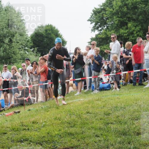 15.06.2025 - 27. Vierlanden-Triathlon KatJ http://msf.ph/oto/8021923 15.06.2025 10:54:02 Schwimmen 650, 757 meine-sportfotos.de