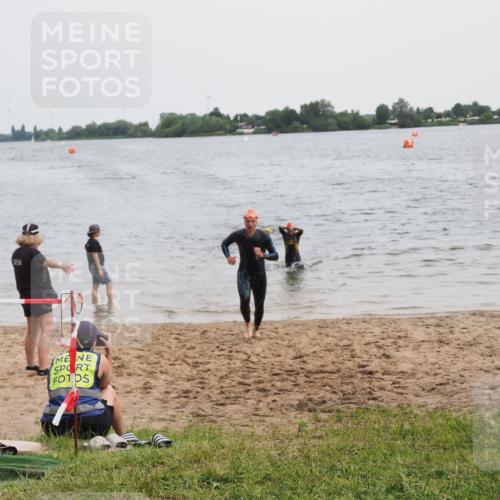 21.06.2025 - 27. Vierlanden-Triathlon MichiJ http://msf.ph/oto/8021926 15.06.2026 10:52:11 Schwimmen 652, 693 meine-sportfotos.de