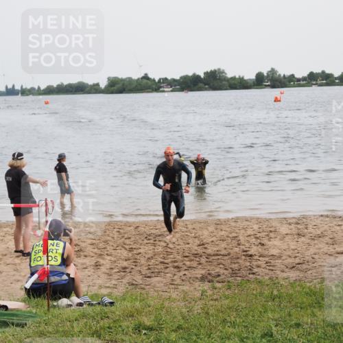 21.06.2025 - 27. Vierlanden-Triathlon MichiJ http://msf.ph/oto/8021947 15.06.2026 10:52:11 Schwimmen 652, 693 meine-sportfotos.de