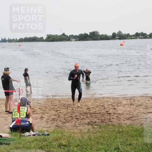 21.06.2025 - 27. Vierlanden-Triathlon MichiJ http://msf.ph/oto/8021952 15.06.2026 10:52:12 Schwimmen 652, 693 meine-sportfotos.de