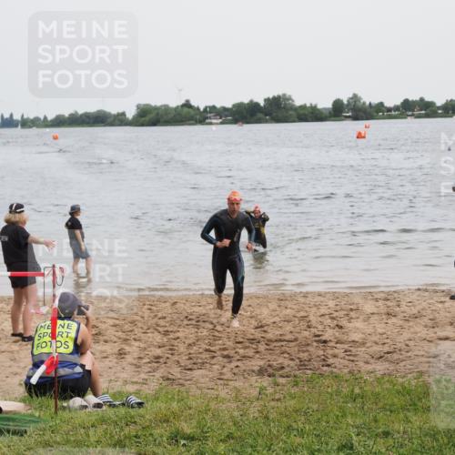 21.06.2025 - 27. Vierlanden-Triathlon MichiJ http://msf.ph/oto/8021955 15.06.2026 10:52:12 Schwimmen 652, 693 meine-sportfotos.de