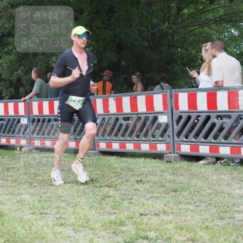 21.06.2025 - 27. Vierlanden-Triathlon KatJ http://msf.ph/oto/8021958 15.06.2025 13:21:09 Ziel 782 meine-sportfotos.de