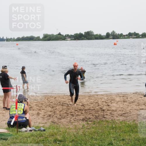 21.06.2025 - 27. Vierlanden-Triathlon MichiJ http://msf.ph/oto/8021963 15.06.2026 10:52:12 Schwimmen 652, 693 meine-sportfotos.de