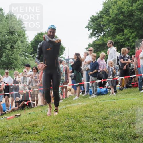 15.06.2025 - 27. Vierlanden-Triathlon KatJ http://msf.ph/oto/8021966 15.06.2025 10:54:03 Schwimmen 650, 757 meine-sportfotos.de