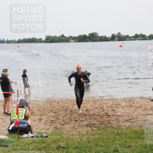 21.06.2025 - 27. Vierlanden-Triathlon MichiJ http://msf.ph/oto/8021967 15.06.2026 10:52:12 Schwimmen 652, 693 meine-sportfotos.de