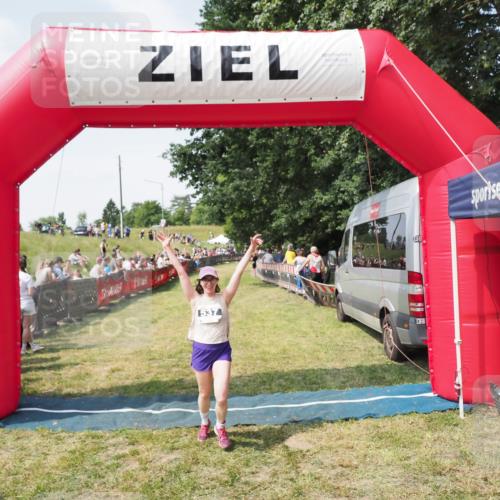 21.06.2025 - 27. Vierlanden-Triathlon MichiJ http://msf.ph/oto/8021973 15.06.2026 11:37:07 Ziel 537 meine-sportfotos.de