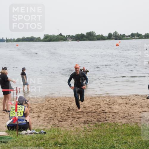 21.06.2025 - 27. Vierlanden-Triathlon MichiJ http://msf.ph/oto/8021975 15.06.2026 10:52:12 Schwimmen 652, 693 meine-sportfotos.de