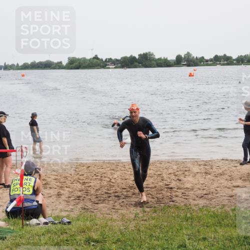21.06.2025 - 27. Vierlanden-Triathlon MichiJ http://msf.ph/oto/8021979 15.06.2026 10:52:13 Schwimmen 652, 693 meine-sportfotos.de