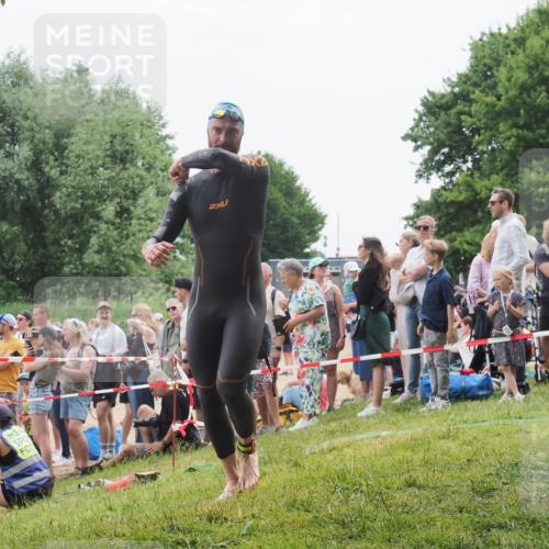 15.06.2025 - 27. Vierlanden-Triathlon KatJ http://msf.ph/oto/8021982 15.06.2025 10:54:03 Schwimmen 650, 757 meine-sportfotos.de