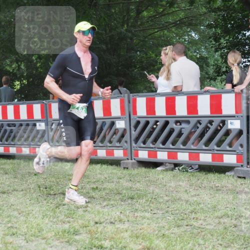 21.06.2025 - 27. Vierlanden-Triathlon KatJ http://msf.ph/oto/8021983 15.06.2025 13:21:10 Ziel 782 meine-sportfotos.de