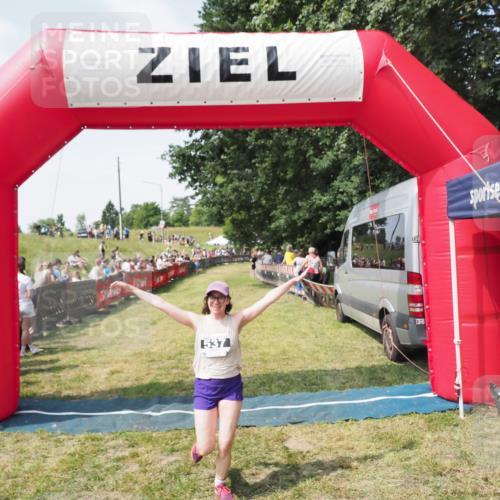 21.06.2025 - 27. Vierlanden-Triathlon MichiJ http://msf.ph/oto/8022002 15.06.2026 11:37:07 Ziel 537 meine-sportfotos.de