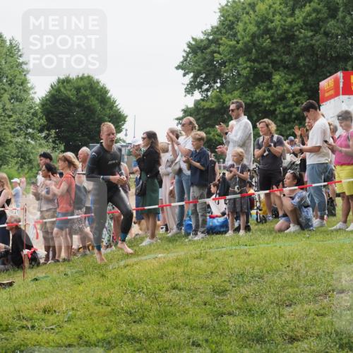 15.06.2025 - 27. Vierlanden-Triathlon KatJ http://msf.ph/oto/8022005 15.06.2025 10:54:37 Schwimmen 695, 715, 749 meine-sportfotos.de