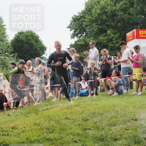 15.06.2025 - 27. Vierlanden-Triathlon KatJ http://msf.ph/oto/8022014 15.06.2025 10:54:37 Schwimmen 695, 715, 749 meine-sportfotos.de
